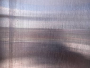 Bulanık ve soyut desenli dikey ve yatay çizgiler. Yüzey parlak bir görünüme sahip parlak bir metal gibi görünüyor..