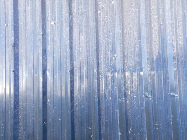 Bulanık ve soyut desenli dikey ve yatay çizgiler. Yüzey parlak bir görünüme sahip parlak bir metal gibi görünüyor..