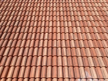 Çatı terracotta fayanslarıyla kaplı. Fayanslar aynı düzende, üst üste dizilmiş, görsel ve işlevsel bir yüzey oluşturuyor. Terracotta fayansları kırmızımsı-kahverengidir..