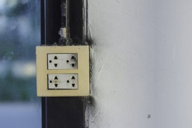 Duvara monte edilmiş çift elektrik prizi.