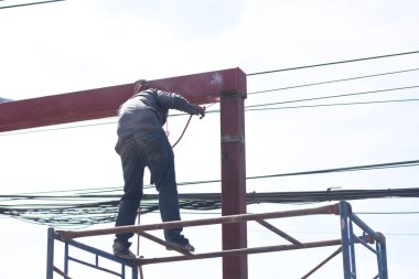 Khon Kaen Eyaleti, Tayland, 28 Kasım 2024, insanlar çelik bir çatı inşa ediyorlar..