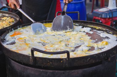 Bir kişi büyük, yuvarlak, düz bir ızgara üzerinde 