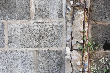 Beton duvarın dikey çatlak ya da boşluğu olan bir bölümü. Boşluk, duvarın iç yapısını ortaya çıkarır, buna açığa çıkan demirler (çelik çubukları güçlendiren) ve kırık beton da dahildir.. 