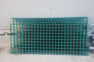 Çelik çerçeveye yerleştirilmiş yeşil fiberglas ızgara panelleri