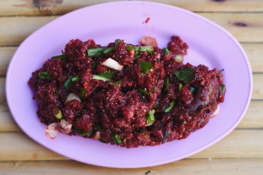 Tabakta Tayland bifteği salatası.