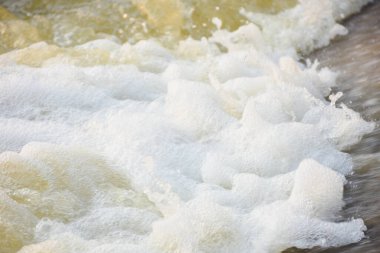 İnsan yapımı su pompalarından su sıçrıyor.