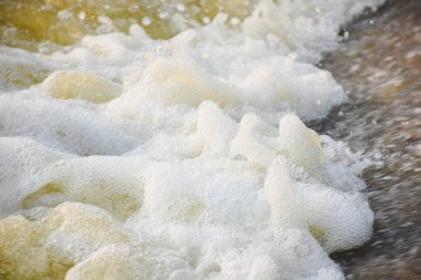 İnsan yapımı su pompalarından su sıçrıyor.