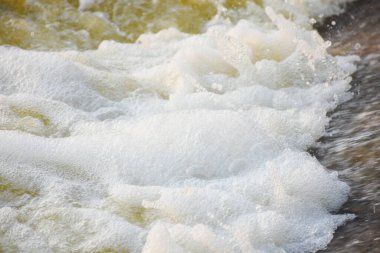 İnsan yapımı su pompalarından su sıçrıyor.