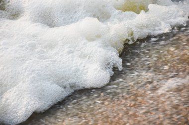 İnsan yapımı su pompalarından su sıçrıyor.