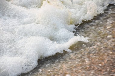 İnsan yapımı su pompalarından su sıçrıyor.