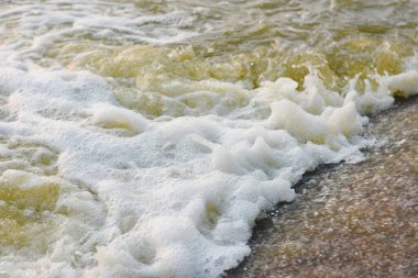 İnsan yapımı su pompalarından su sıçrıyor.