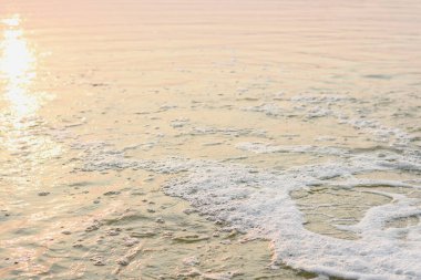 İnsan yapımı su pompalarından su sıçrıyor.