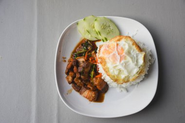 Kızarmış yumurtalı kızarmış domuz fesleğenli pilav