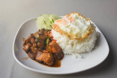 Kızarmış yumurtalı kızarmış domuz fesleğenli pilav