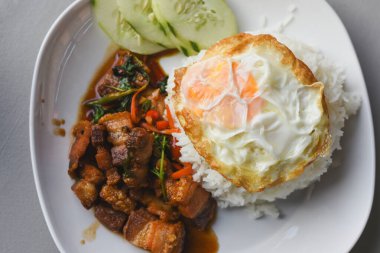 Kızarmış yumurtalı kızarmış domuz fesleğenli pilav