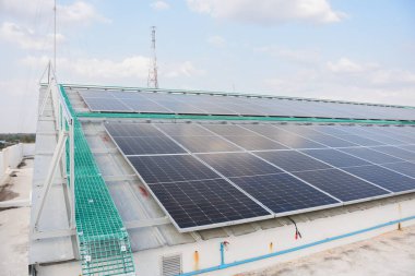 Çatıya bir dizi güneş paneli monte edildi. Güneş panelleri sıra sıra dizilir ve güneş ışığını maksimuma çıkarmak için açılıdır..