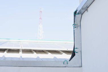 Binalardaki kablolar için paslanmaz çelik raylar