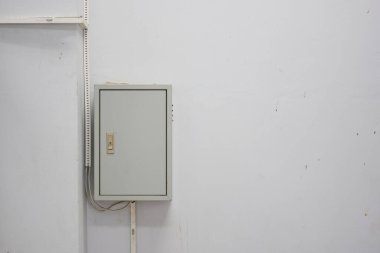 Binada gri elektrik kontrol kutusu