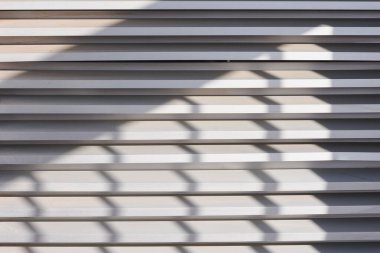 Bir dizi yatay levha ya da hoparlör, muhtemelen bir binanın dış veya mimari özelliğinin bir parçası.. 