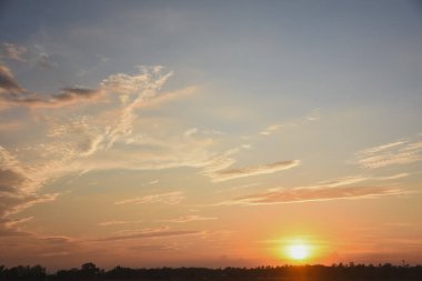 Gün batımında bulutlu turuncu gökyüzü