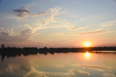 Gün batımında bulutlu turuncu gökyüzü