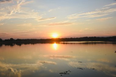 Gün batımında bulutlu turuncu gökyüzü