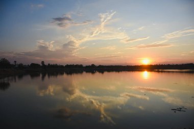 Gün batımında bulutlu turuncu gökyüzü