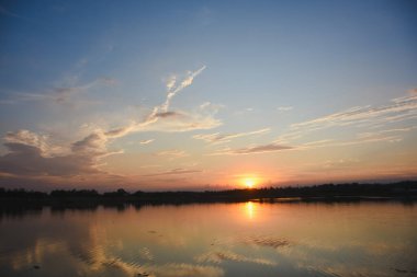 Gün batımında bulutlu turuncu gökyüzü