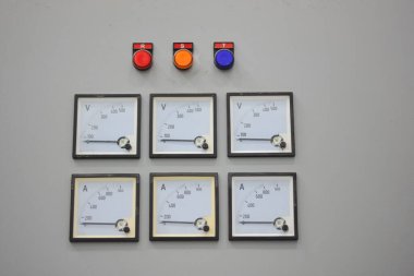 Elektrik sistemlerindeki voltaj ve akım kontrol panelleri