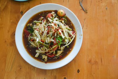 Tayland yemeğinin adı Som Tum, papaya salatası olarak da bilinir. İnce doğranmış yeşil papaya, yeşil fasulye, domates ve diğer taze sebzelerle karıştırılmış..