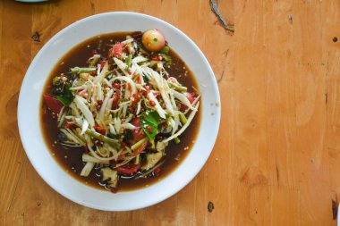 Tayland yemeğinin adı Som Tum, papaya salatası olarak da bilinir. İnce doğranmış yeşil papaya, yeşil fasulye, domates ve diğer taze sebzelerle karıştırılmış..