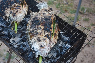 Izgarada ızgara tilapia var.