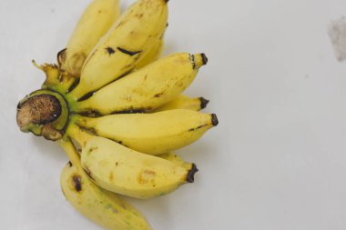 Tamamen olgunlaşmış muzlar, parlak sarı renkler ve hafif kahverengi noktalarla tanınıyor..