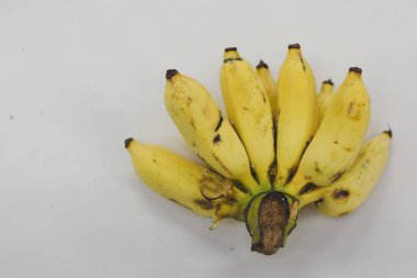 Tamamen olgunlaşmış muzlar, parlak sarı renkler ve hafif kahverengi noktalarla tanınıyor..