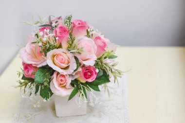 Bu çiçek aranjmanının çok güzel ve sonsuz bir zarafeti var! Pembe güller, beyaz dolgu çiçekleri ve yeşil yaprakların karışımı uyumlu bir denge yaratır..