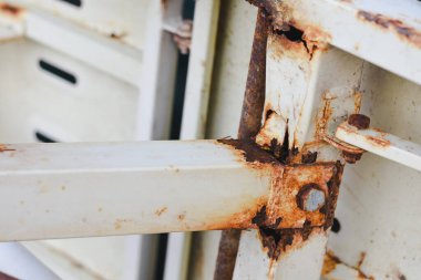 Zamanla önemli bir pas ve aşınma geçirmiş bir metal yapıya yakın çekim..