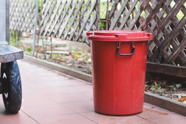 Kirli yiyeceklerin imhası için tek bir kırmızı kutu yerleştirildi..