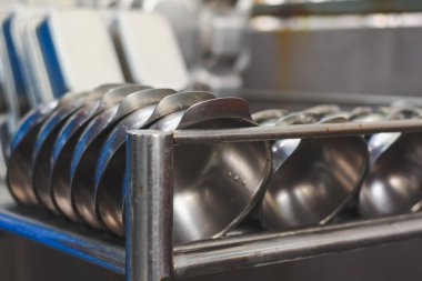 Çoklu paslanmaz çelik tepsiler dikey olarak istiflenmiş. Düzen düzgün ve verimli görünüyor..