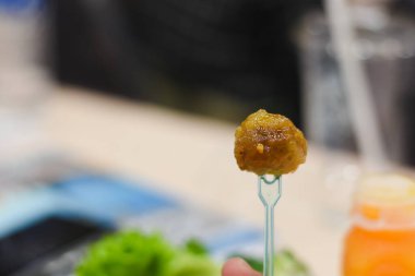 Masadaki toplantı için atıştırmalıklar.