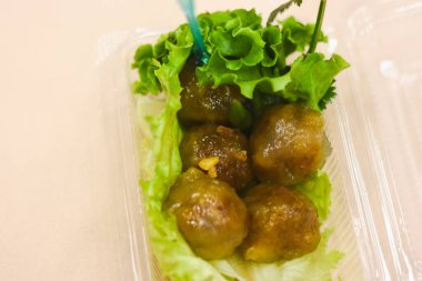 Masadaki toplantı için atıştırmalıklar.