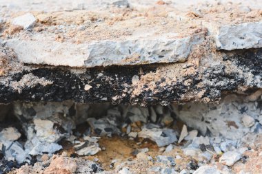 İnşaat halindeki yoldaki çatlakların yakın görüntüsü.