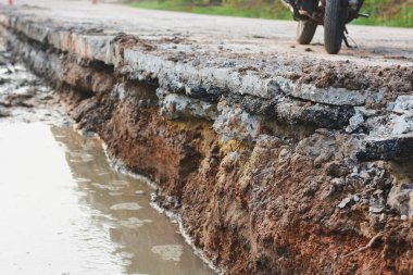 İnşaat halindeki yoldaki çatlakların yakın görüntüsü.