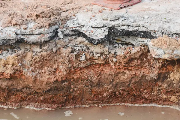 İnşaat halindeki yoldaki çatlakların yakın görüntüsü.