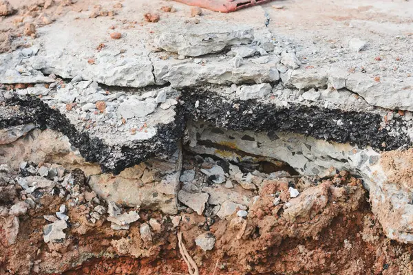 İnşaat halindeki yoldaki çatlakların yakın görüntüsü.