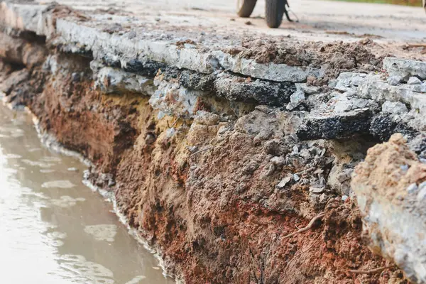 İnşaat halindeki yoldaki çatlakların yakın görüntüsü.