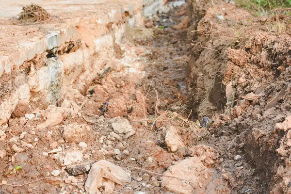 İnşaat halindeki yoldaki çatlakların yakın görüntüsü.