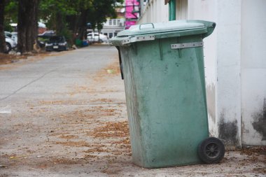 Halka açık yerlerde yeşil plastik çöp kutuları