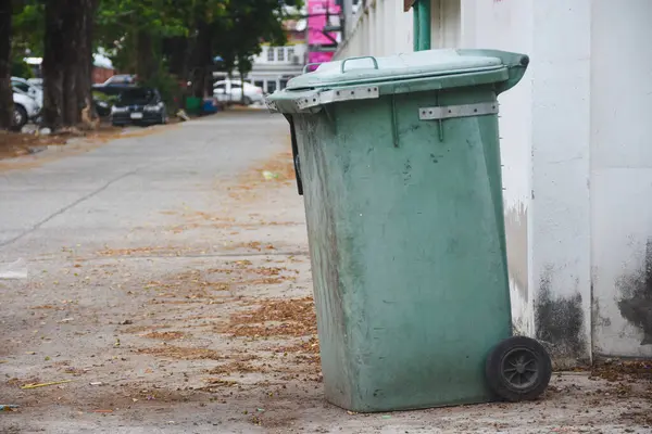 Halka açık yerlerde yeşil plastik çöp kutuları