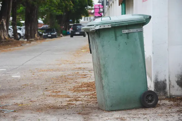 Halka açık yerlerde yeşil plastik çöp kutuları
