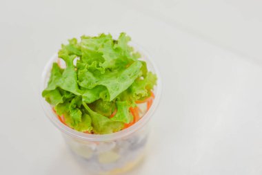 Mayonez soslu sebze salatası.